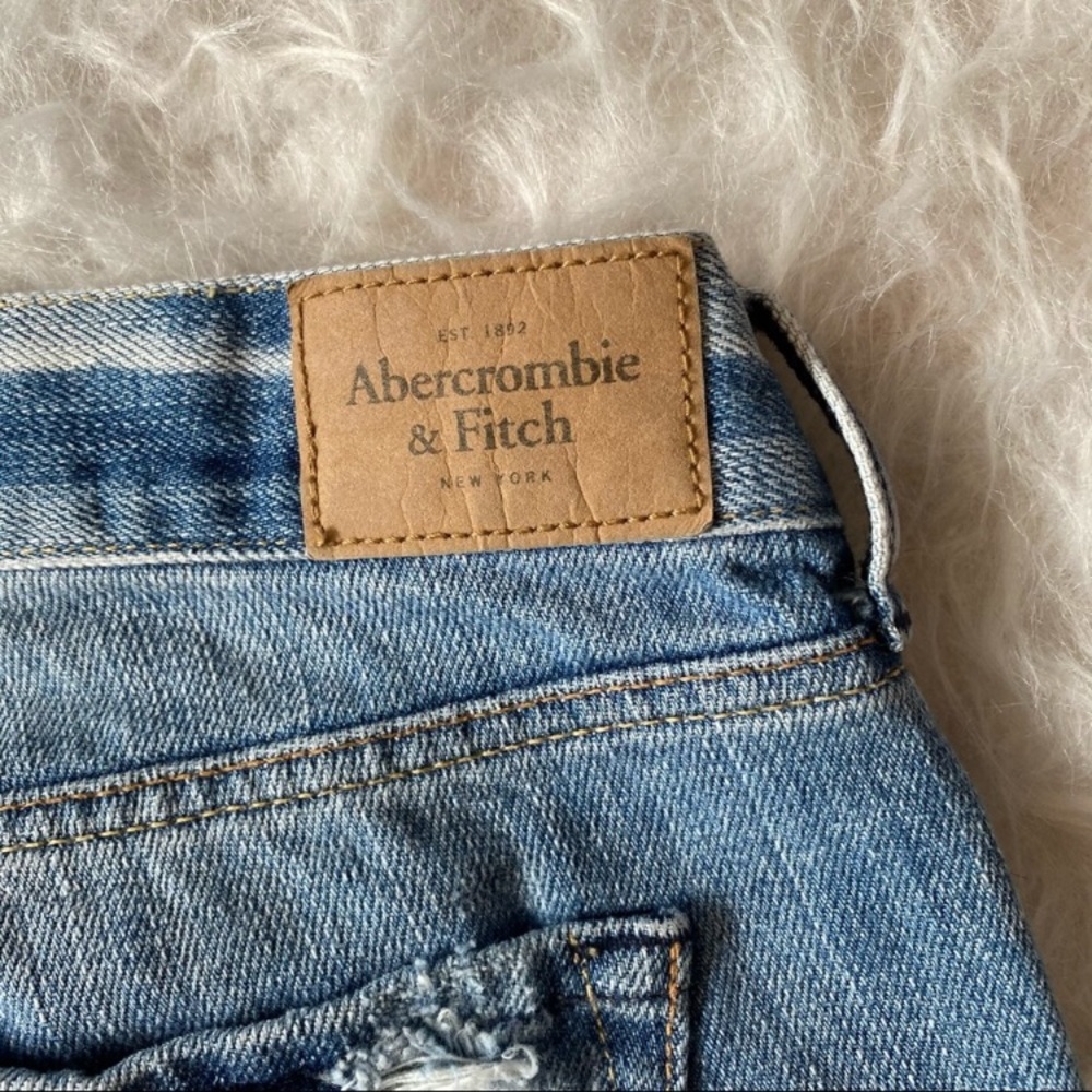 Abercrombie & Fitch long Bermuda
jean shorts distressed size 2 or 26 - Picture 5 of 6